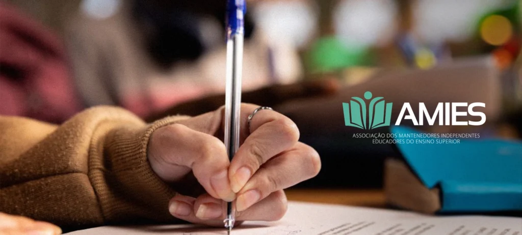 Mão Feminina Escrevendo numa Folha de Papel, usada como capa no case de Gestão de Crise da Amies