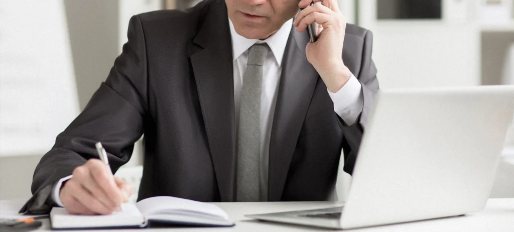 Advogado Escrevendo no Caderno - Representando CEO Posiotining no case de Carlos Lácia